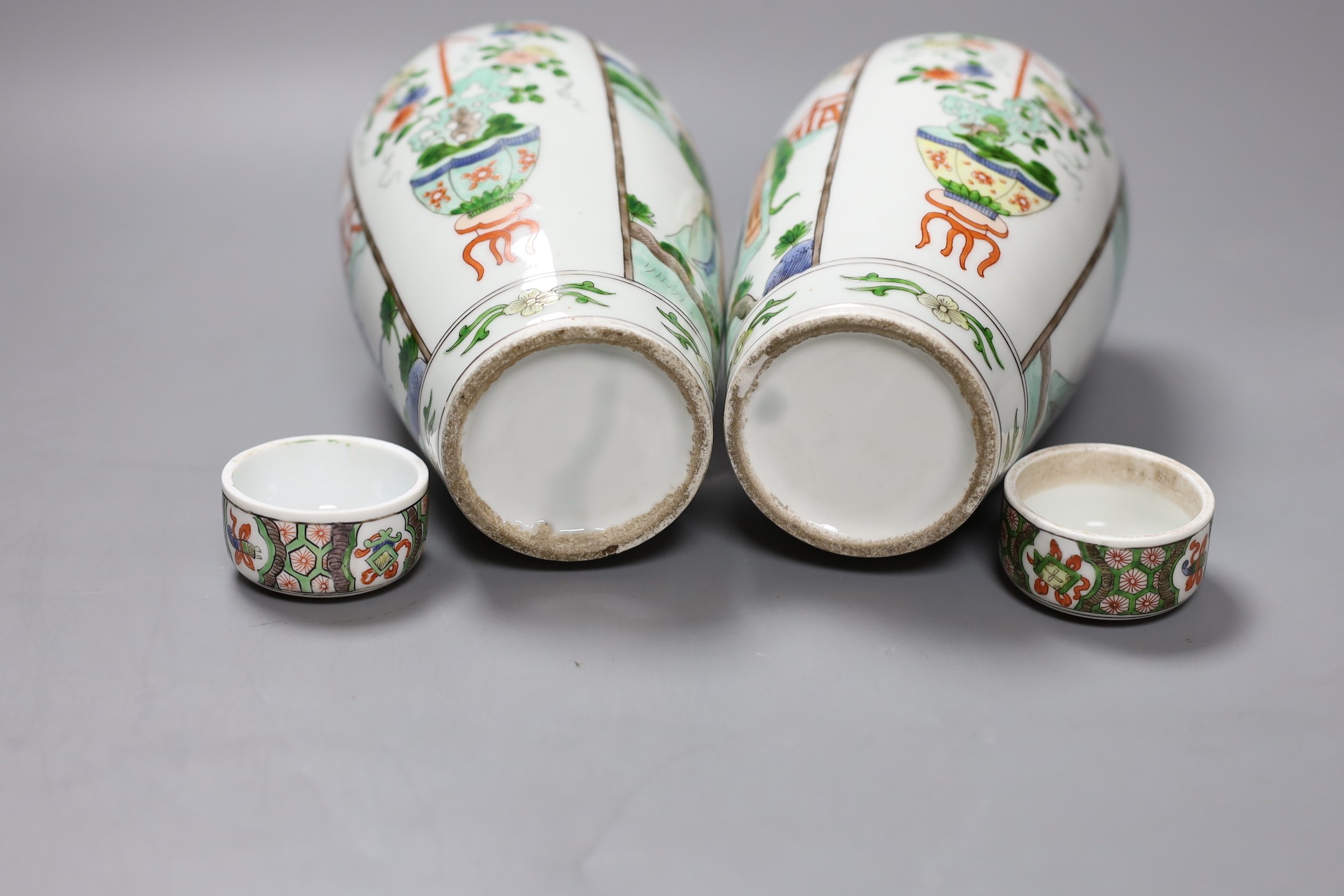 A pair of Sampson Chinese style famille verte vases with covers, 24cm tall